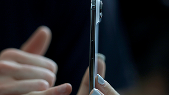 Дизайнерът на Apple, който представи iPhone Air, напусна компанията