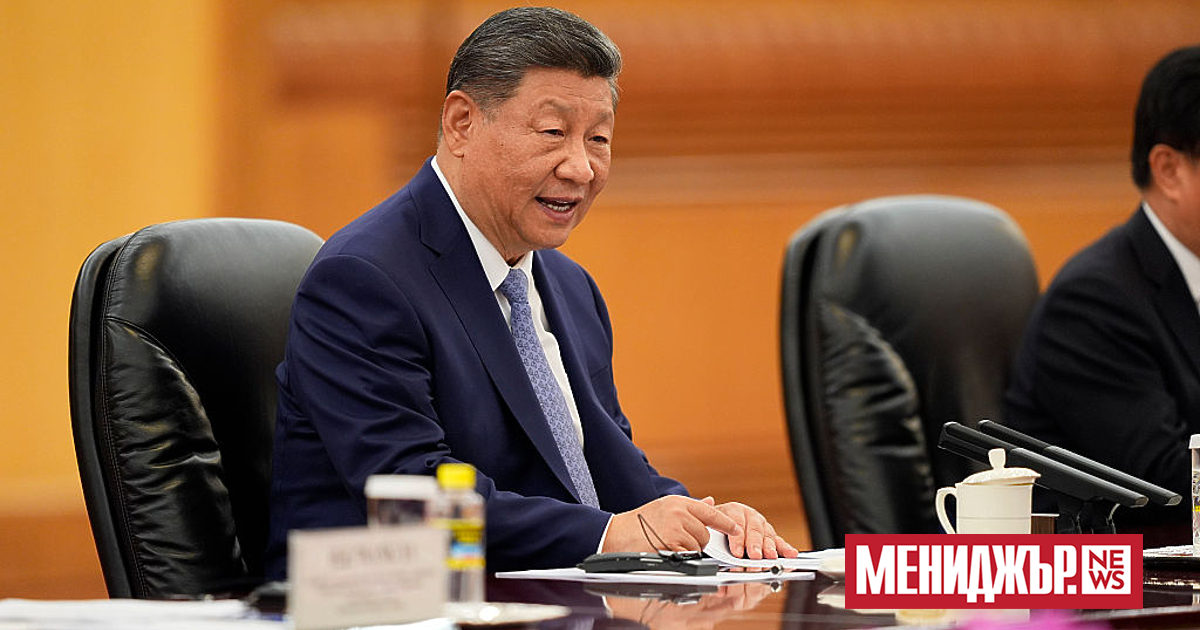 Китайският президент Си Дзинпин зае централно място на среща на