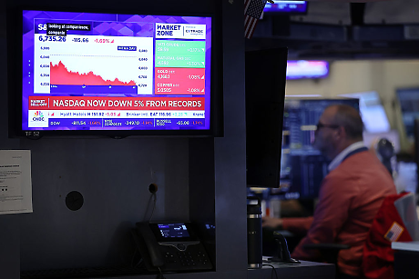 Светът на парите: На Уолстрийт разглеждат разпродажбата на технологични акции като краткосрочен спад, а не тенденция