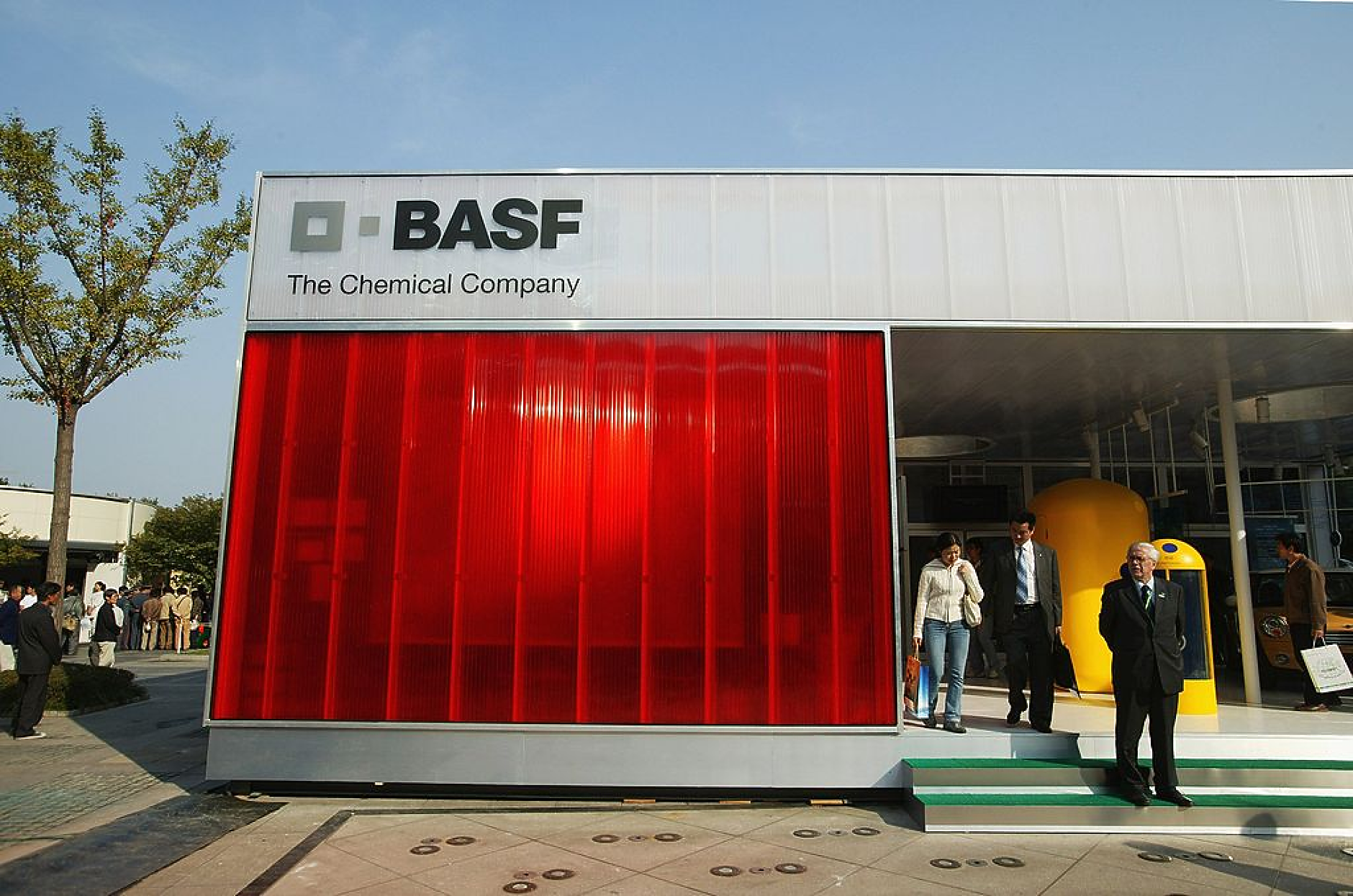 Слабото търсене понижава приходите и печалбата на най-голямата химическа компания в света