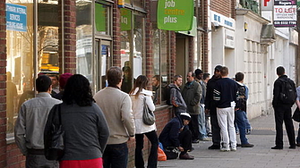 Безработицата във Великобритания скочи неочаквано до четиригодишен връх  