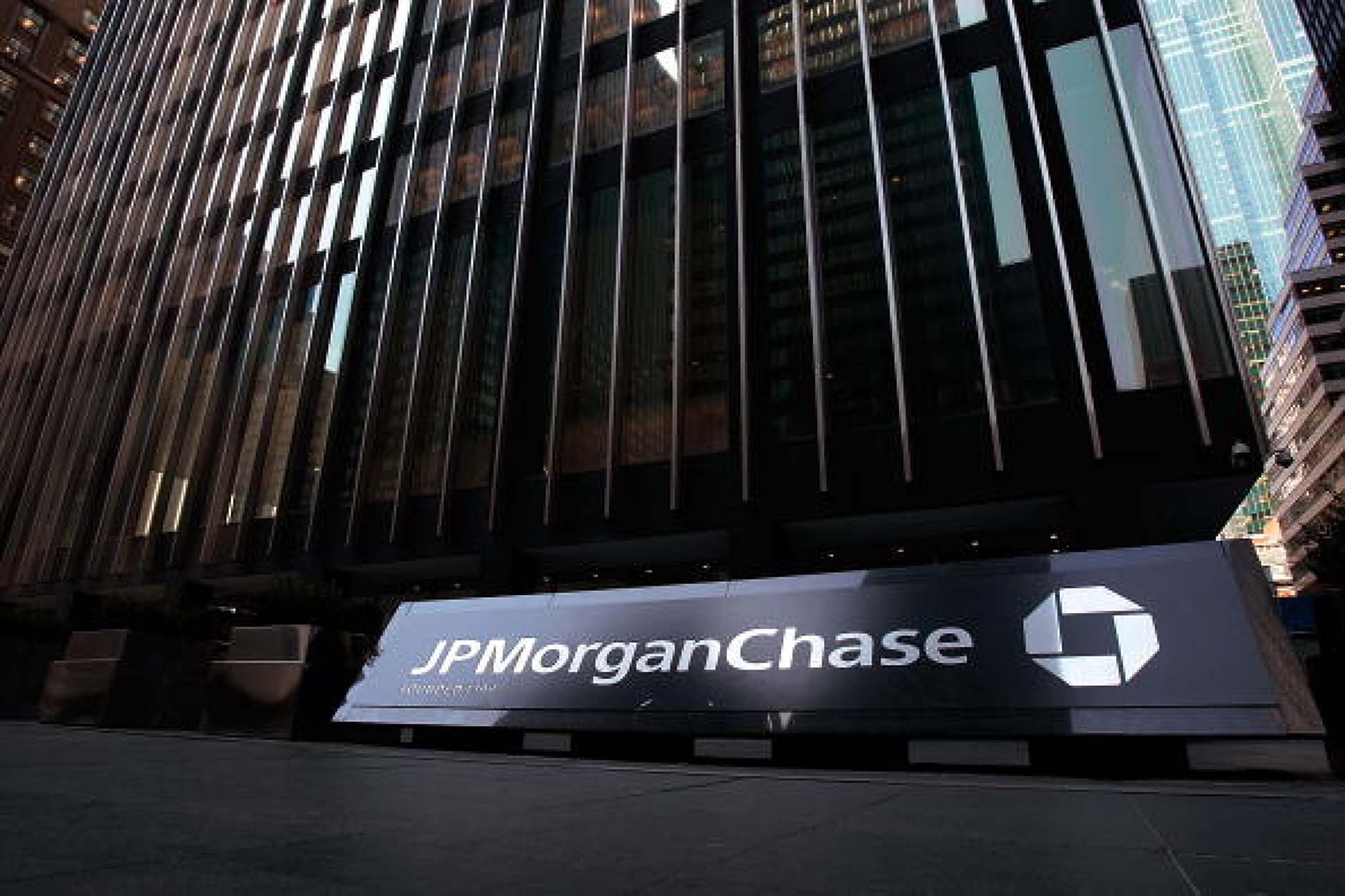 Властите в САЩ разследват JPMorgan за политиките ѝ при обслужване на клиенти