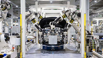 Компаниите съкращават работни места на фона на слабото потребителско доверие и натиска за AI автоматизация