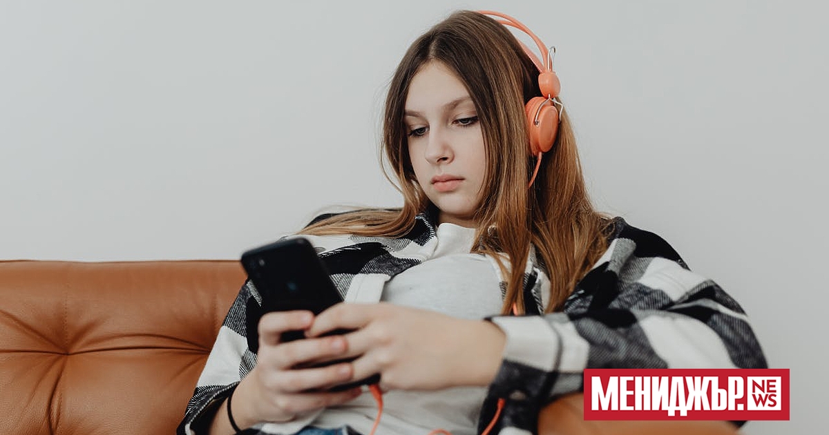 Компанията за чатботове Character.AI ще забрани на потребители под 18