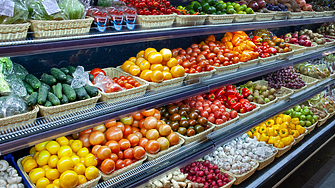 Повечето основни хранителни стоки и плодове поскъпват докато цените на