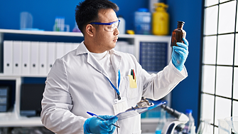 Китайски учени изтъкаха миниатюрен полимер, способен да тегли кола