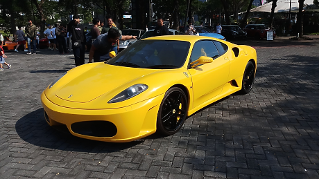 Уникална колекция от 46 жълти Ferrari-та  отива за продажба на търг