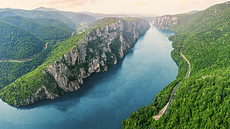 Круизен кораб с над 200 души на борда заседна в река Дунав заради ниско ниво на водите