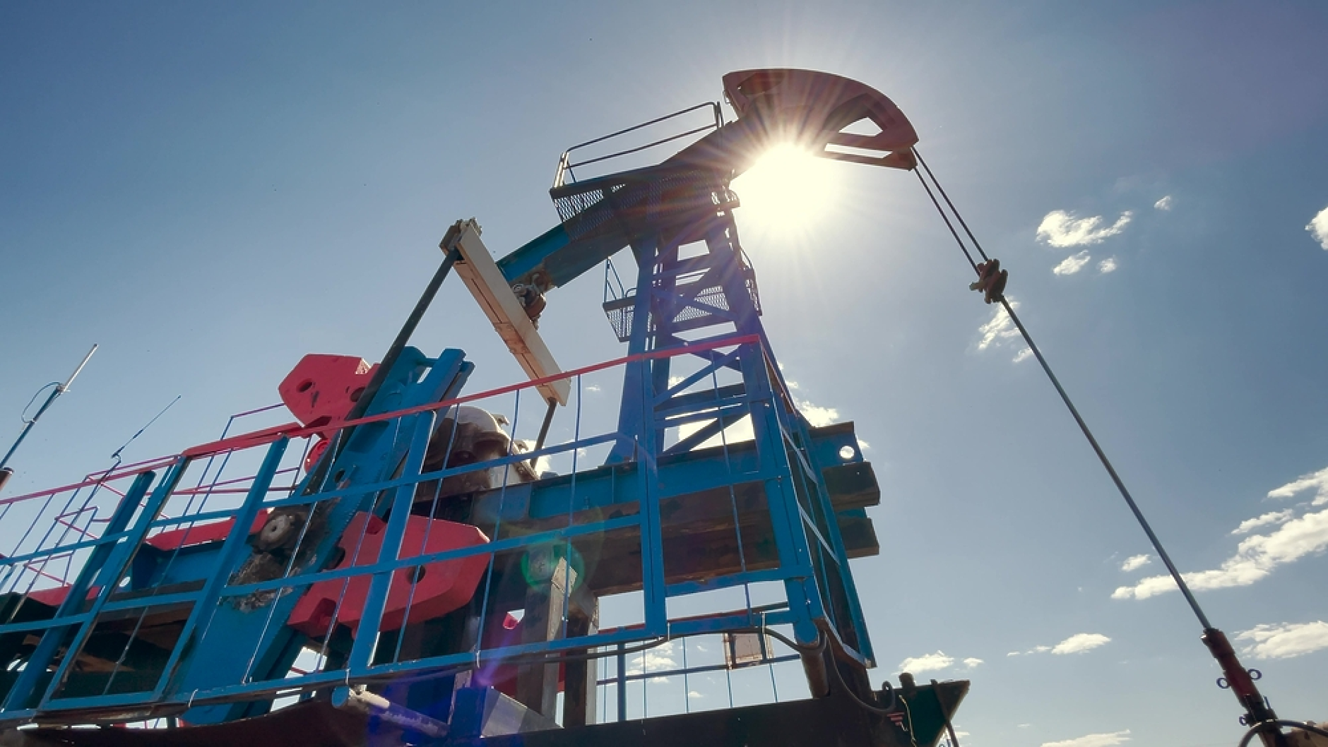 МАЕ: Търсенето на петрол и газ ще нараства през следващите 25 години без глобална промяна на курса