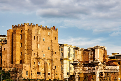 Срути се средновековна кула в историческия център на Рим