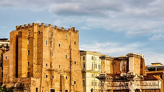 В централната част на Рим се срути частично средновековна кула