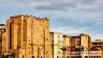 Срути се средновековна кула в историческия център на Рим