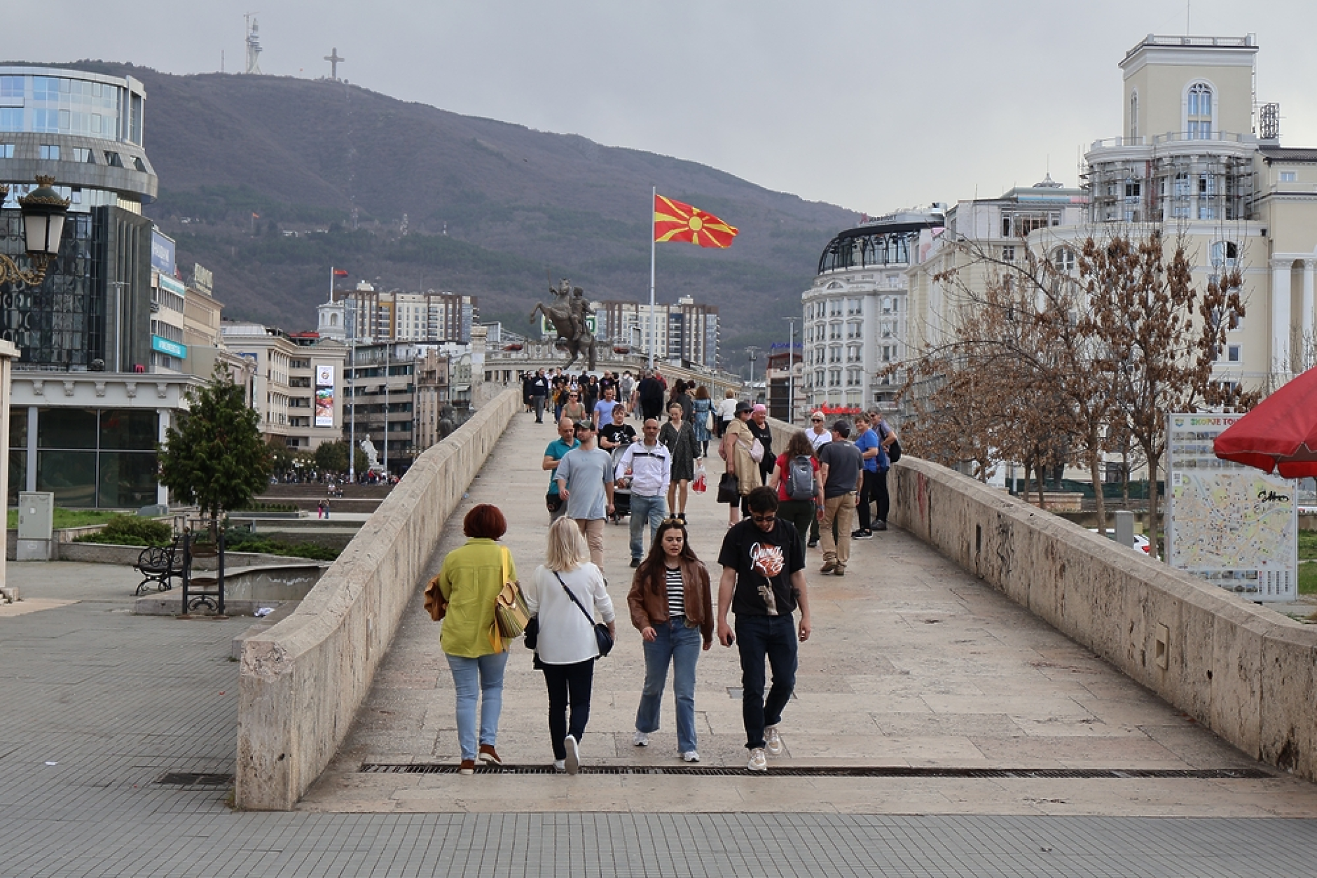 Половината младежи в Северна Македония не вярват, че страната ще влезе в ЕС