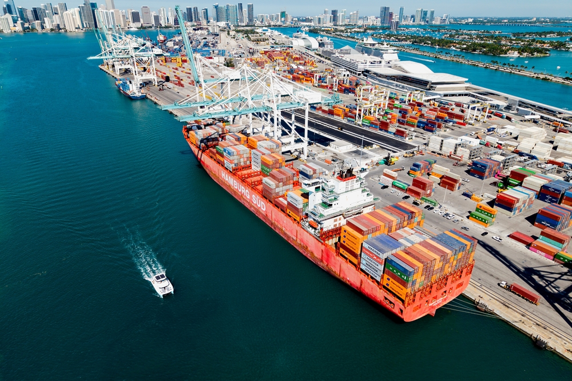 Проучване показва, че 47% от американците смятат големия търговски дефицит на САЩ за извънредна ситуация