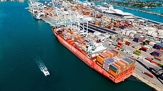 Около половината от американците възприемат големия търговски дефицит на САЩ