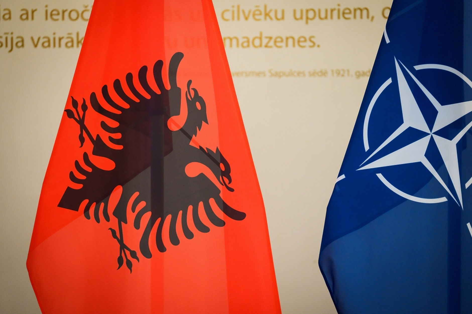 Албания инвестира близо 2 млрд. евро в производство на собствени оръжия