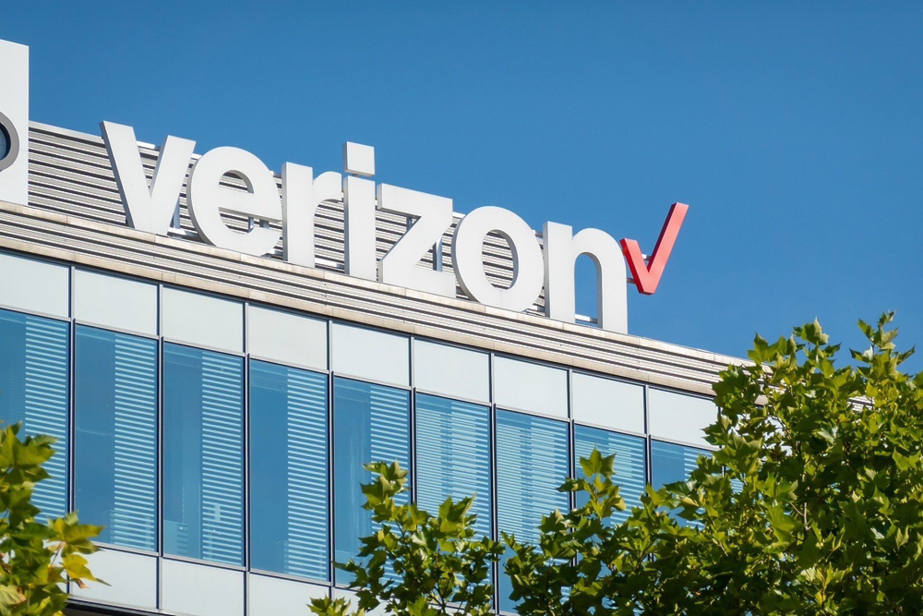 Verizon и AWS разширяват партньорството си с нова оптична мрежа за захранване на AI приложения