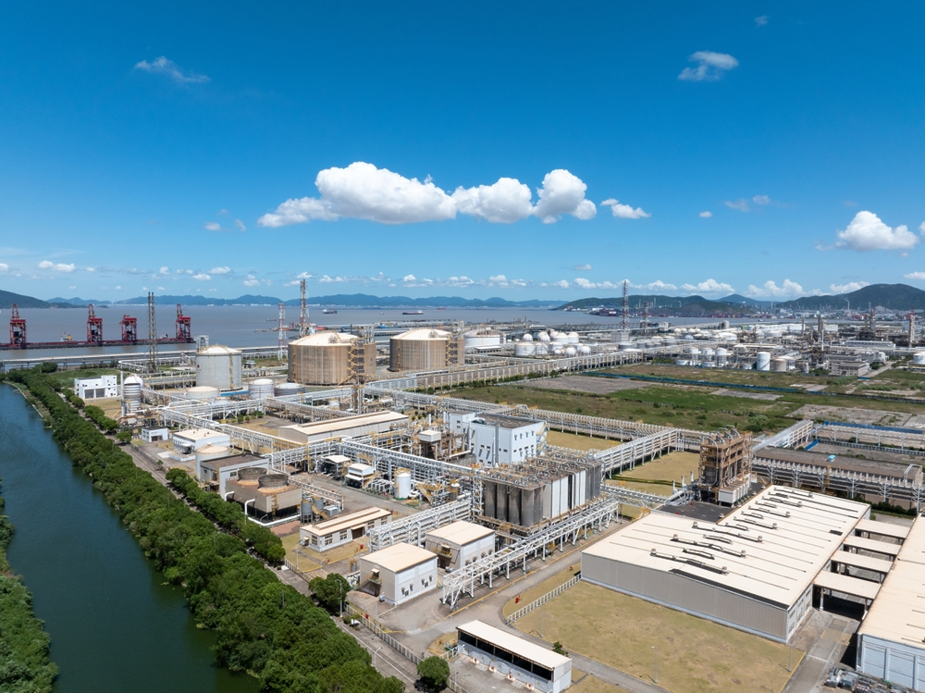 Как един рибарски остров в Китай се превърна в химическа империя?