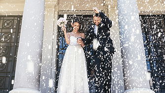 Решение в криза: Гръцки фермери продават за сватбени ритуали повредения си ориз 