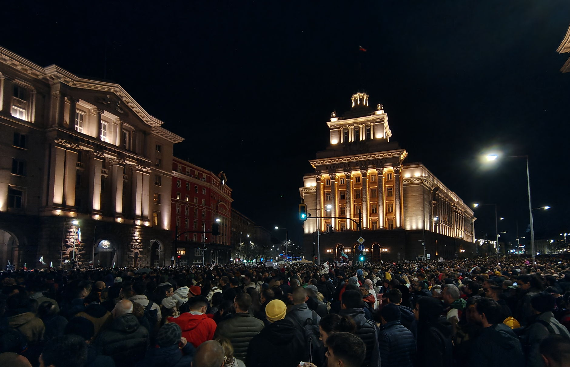 На фона на скандали и протести: Бюджетите на ДОО и Здравната каса минаха през комисия в НС