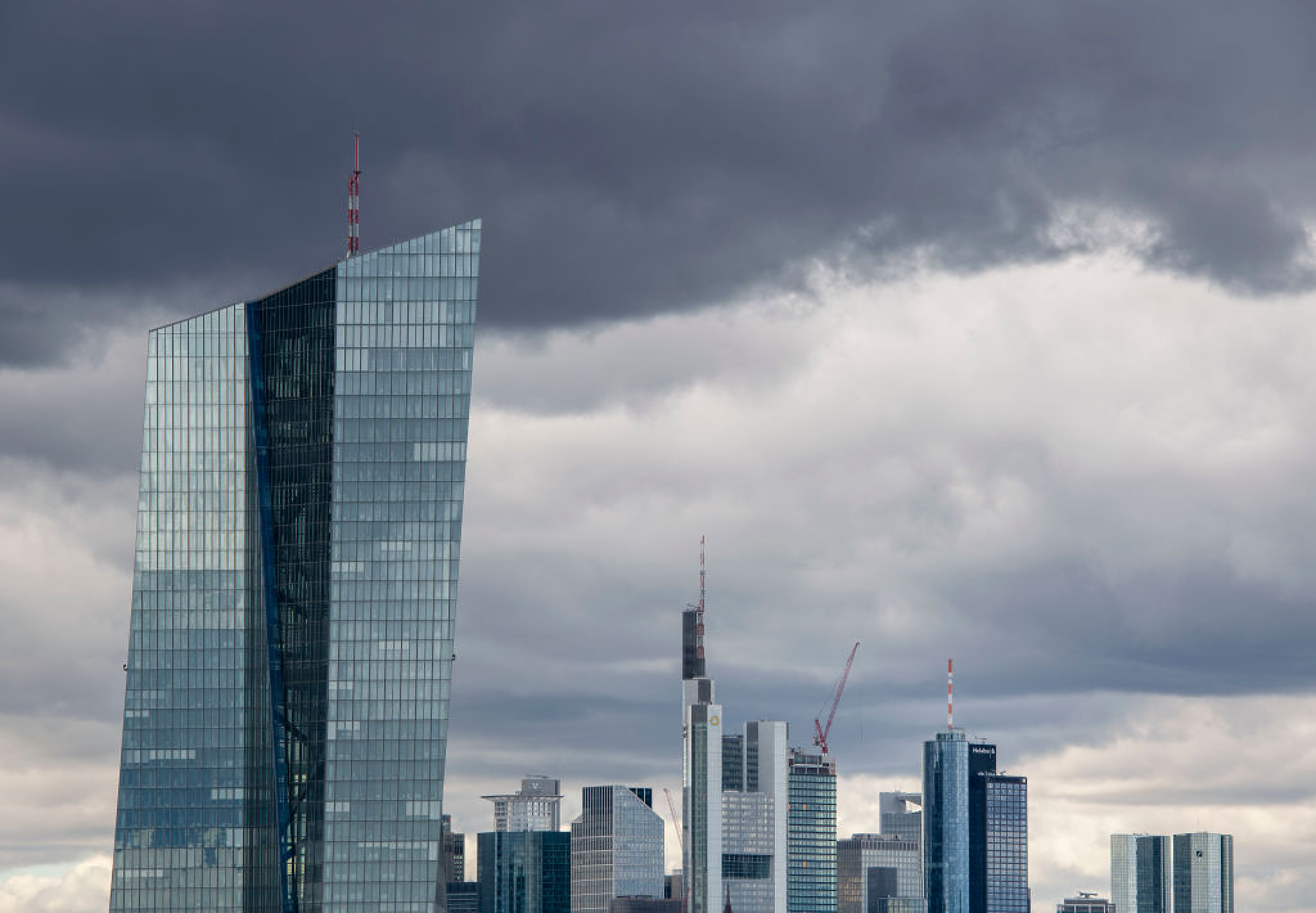 В ЕЦБ вече гледат отвъд инфлацията, фокусирайки се върху по-големи заплахи за Европа