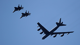 Американски стратегически бомбардировач B 52H Stratofortress извърши пореден полет покрай бреговете