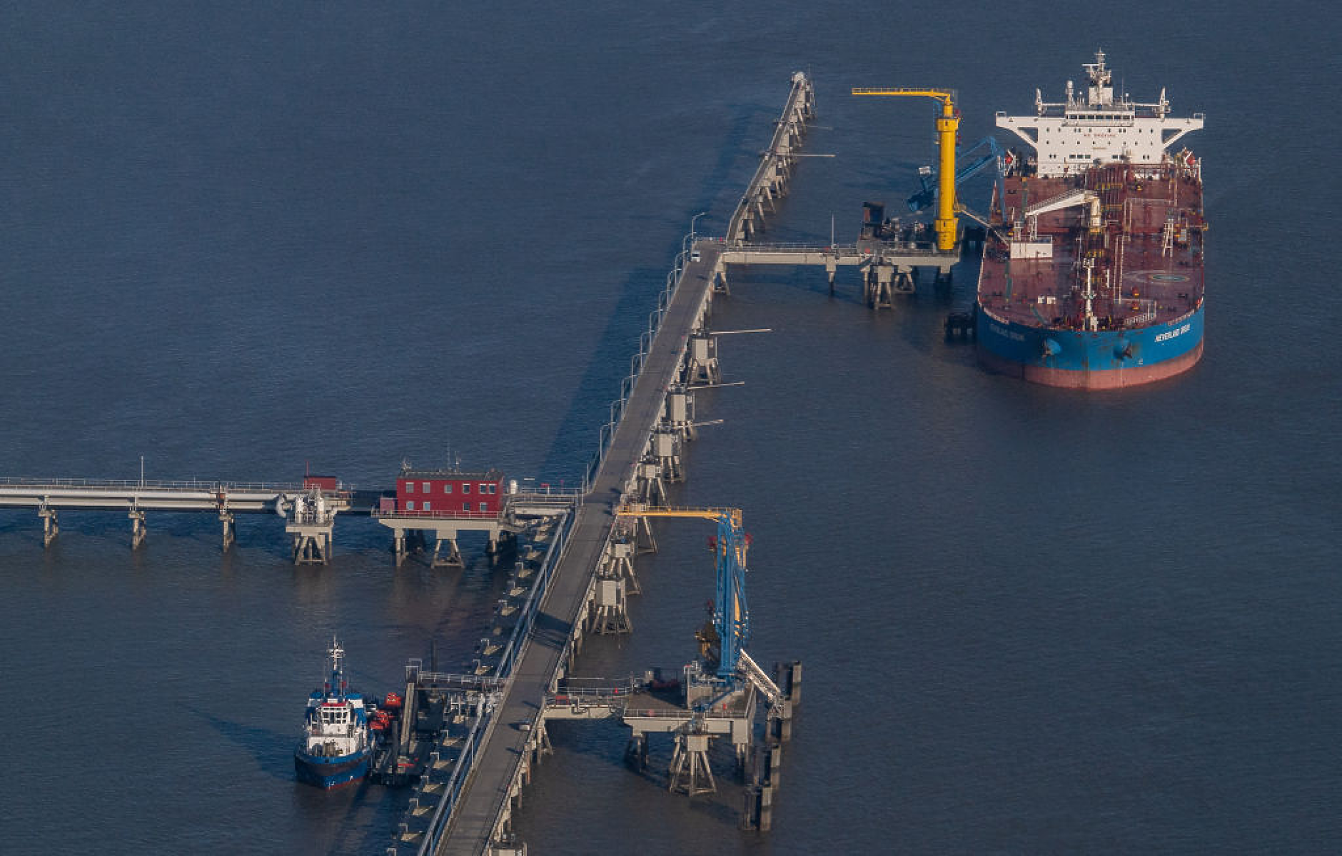 Атака с дронове спря работата на водещ руски петролен терминал