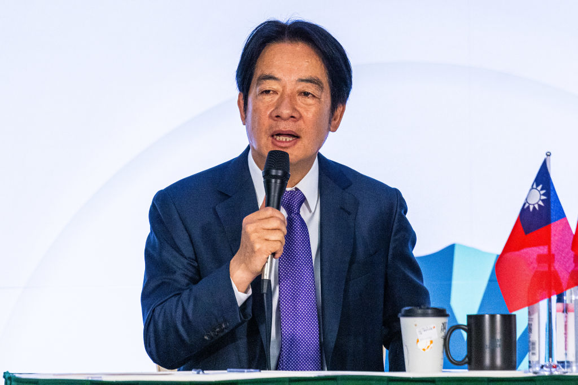 Тайванският президент отправи критики към Пекин и обещава 40 млрд. долара допълнителен бюджет за отбрана