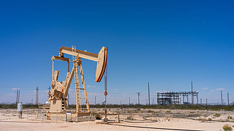 Цените на петрола са се насочили към четвърти пореден месечен спад