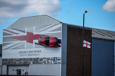 След спорове за модел: Jaguar Land Rover уволни дизайнера на компанията 