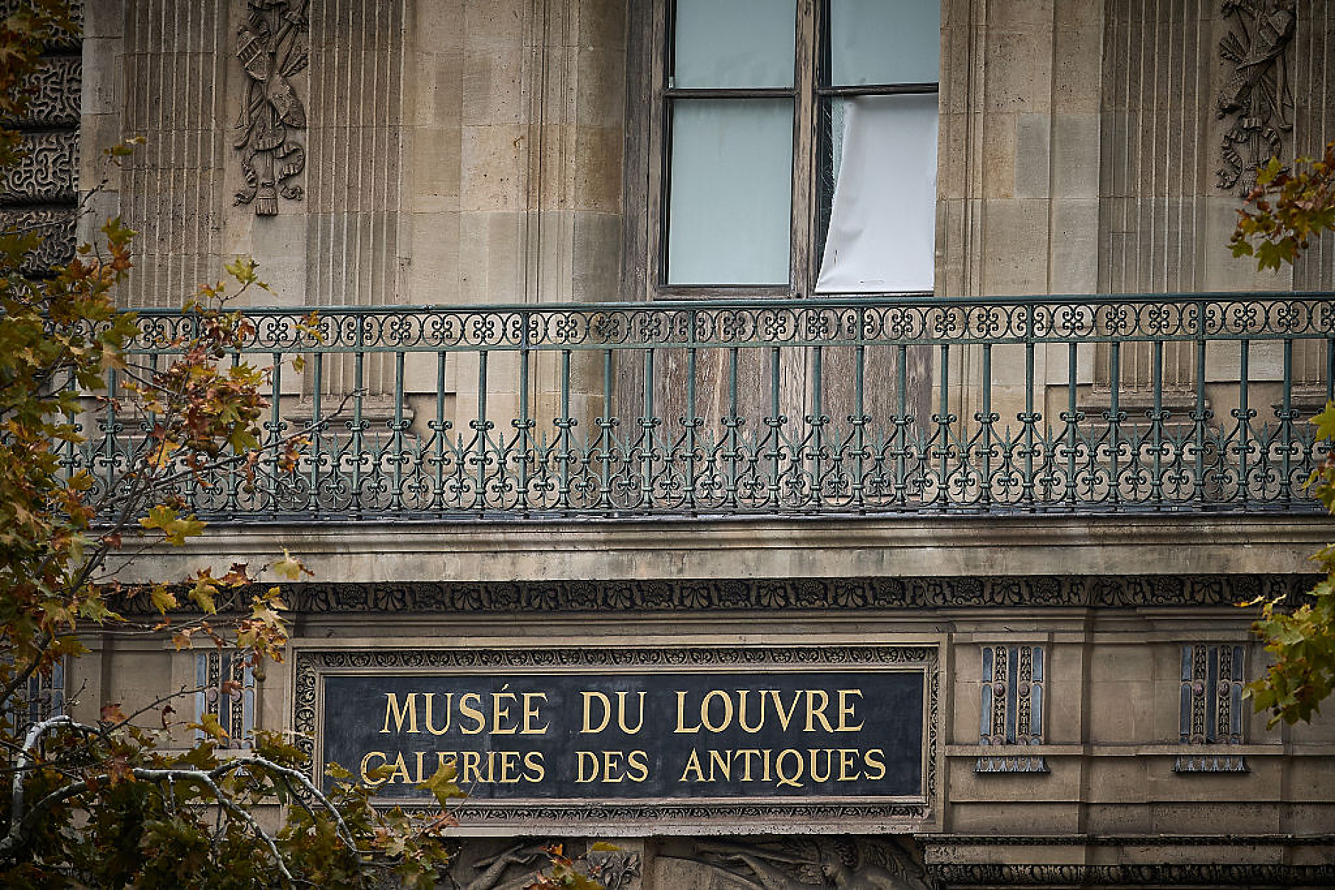 Лувърът в криза: служители решават бъдещето на музея