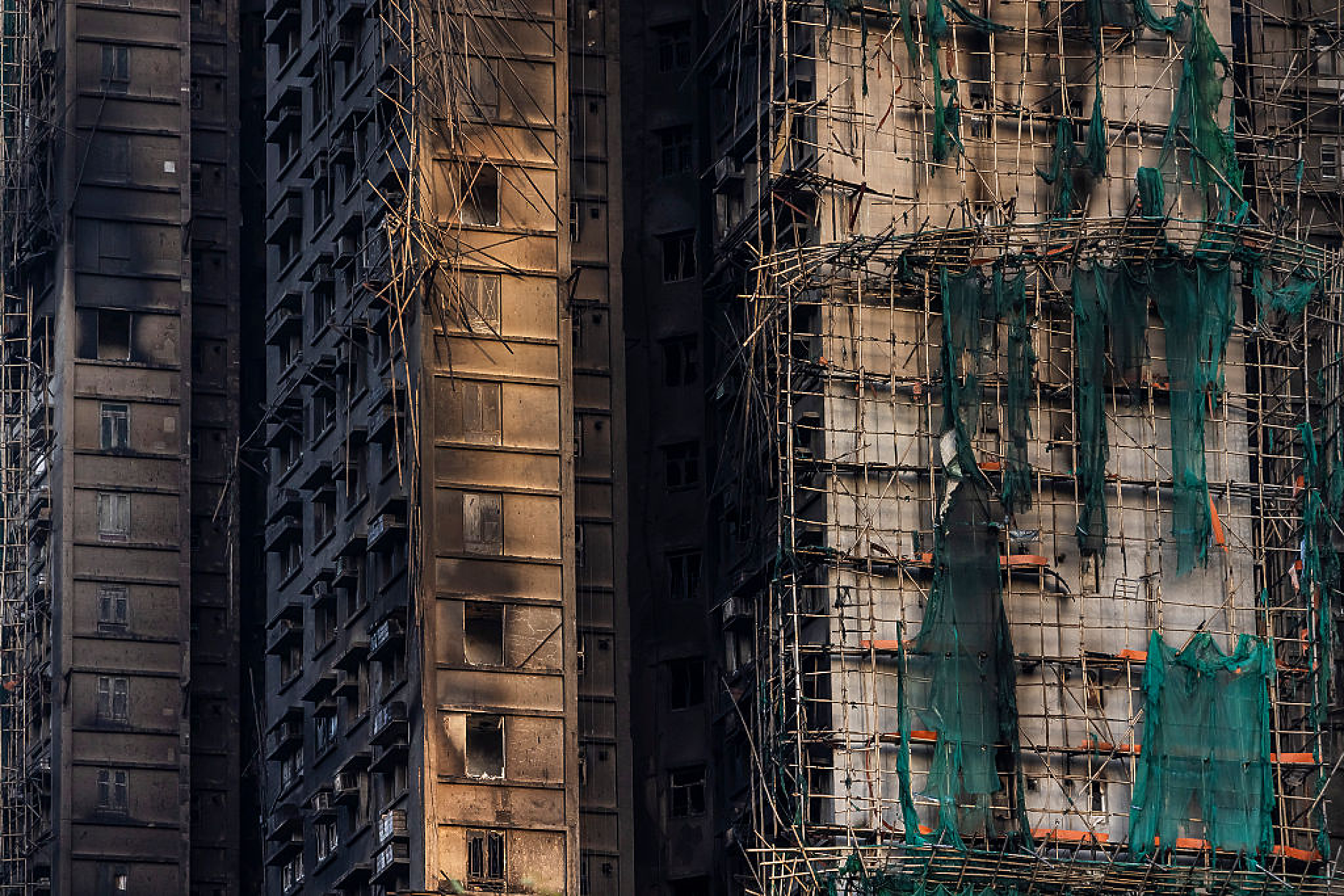 Жертвите на пожара в Хонконг вече са 94, а ранените са около 80