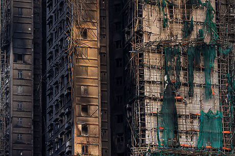 Жертвите на пожара в Хонконг вече са 94, а ранените са около 80