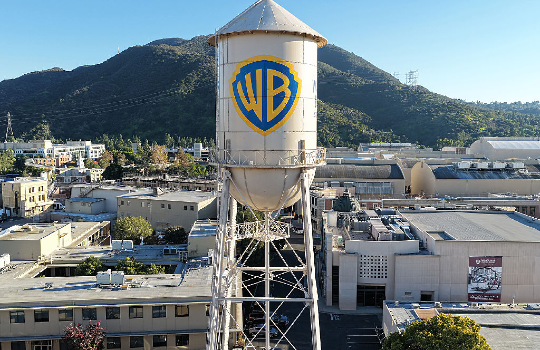 Битката за Warner Bros се разгаря с враждебна оферта от 108 милиарда долара от Paramount