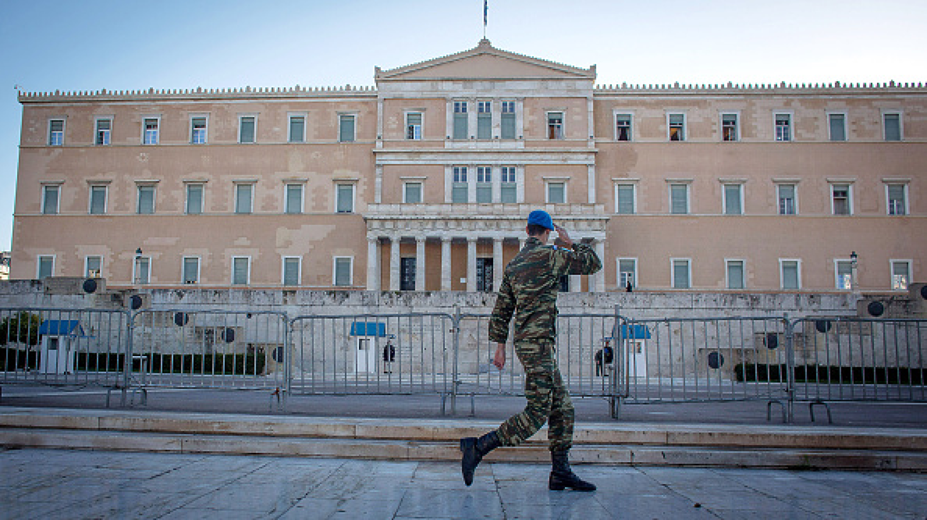 Гърция увеличва заплати и дава безплатни жлища на военните, за да привлича млади хора в армията