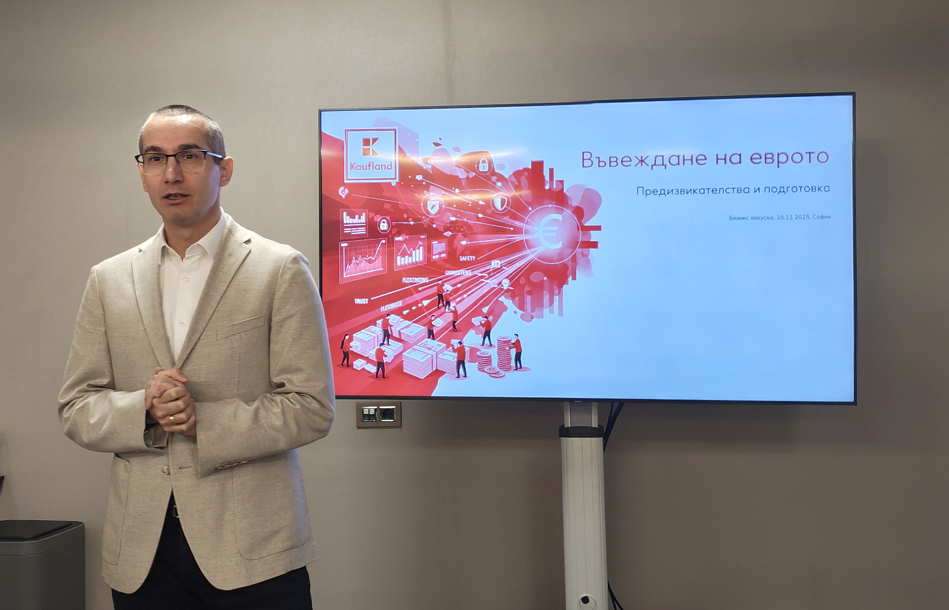 Хиляди часове труд и 70 тона кеш: как еврото сменя лева в магазините?