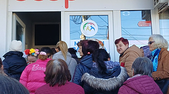 Около 50 души се наредиха тази сутрин пред магазин КООП