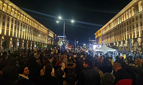 Протестът в София започна, хиляди хора вече са на площад "Независимост"
