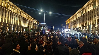 Протестът в центъра на София събра десетки хиляди души на площад