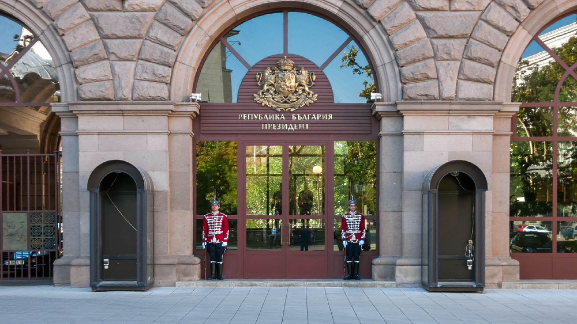 Президентът започва консултации с парламентарните групи от понеделник