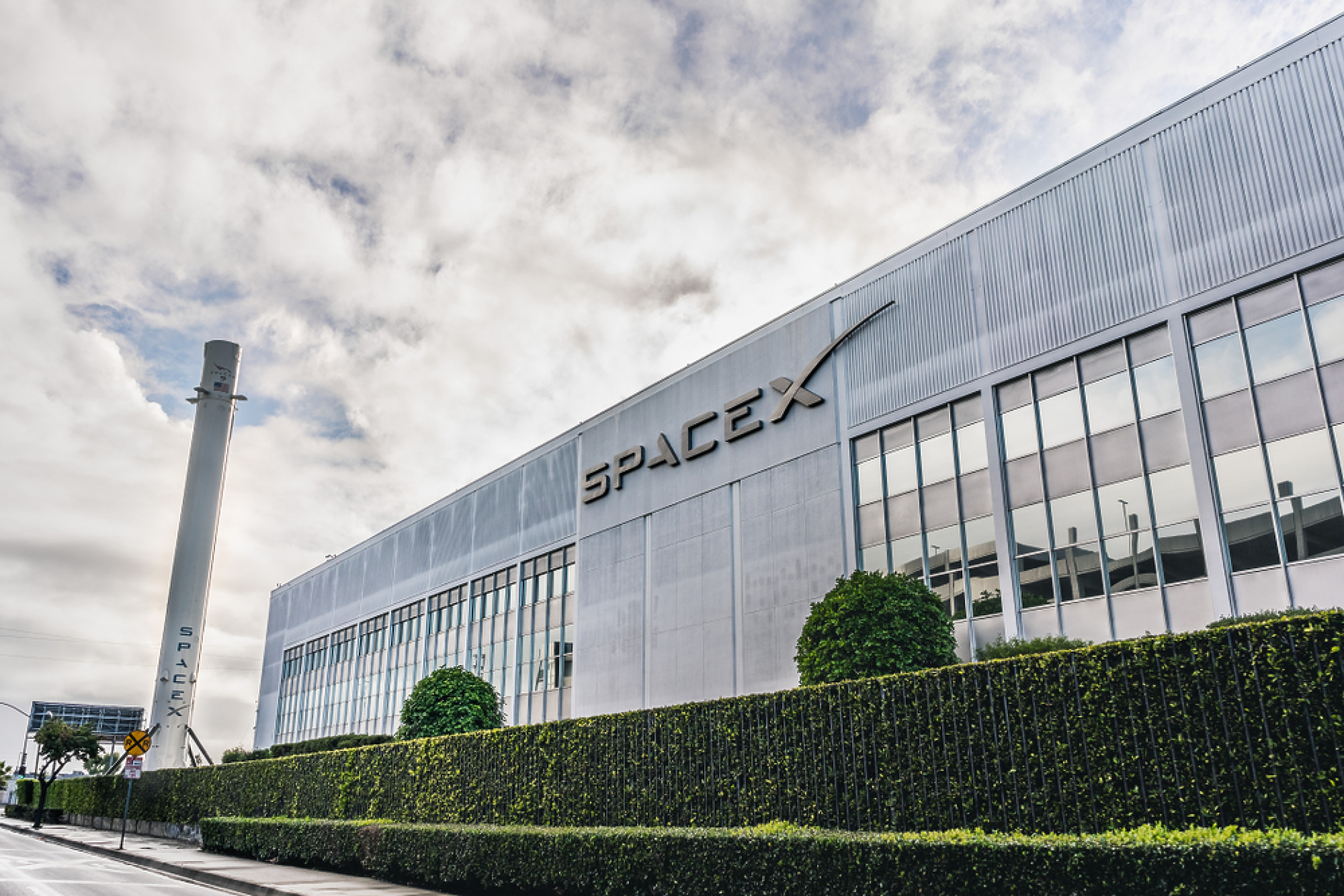 Вътрешна продажба акции на SpaceX дава на компанията оценка от 800 млрд. долара преди очакван дебют на борсата