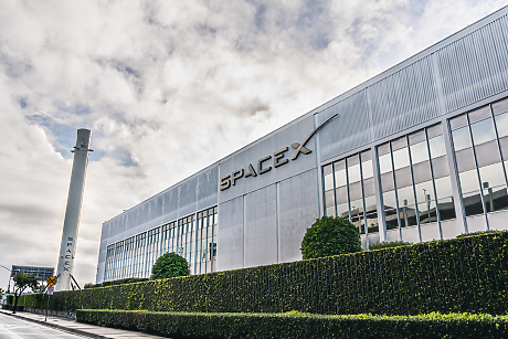 Вътрешна продажба акции на SpaceX дава на компанията оценка от 800 млрд. долара преди очакван дебют на борсата