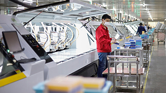 Индустрията в Китай се сви за осми пореден месец през