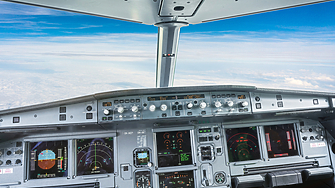 В средата на октомври мистериозен обект напука предното стъкло на