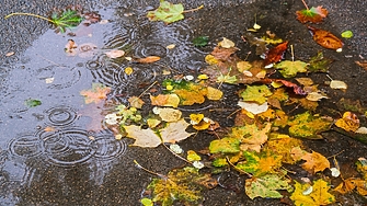 В петък времето над страната ще остане облачно а на