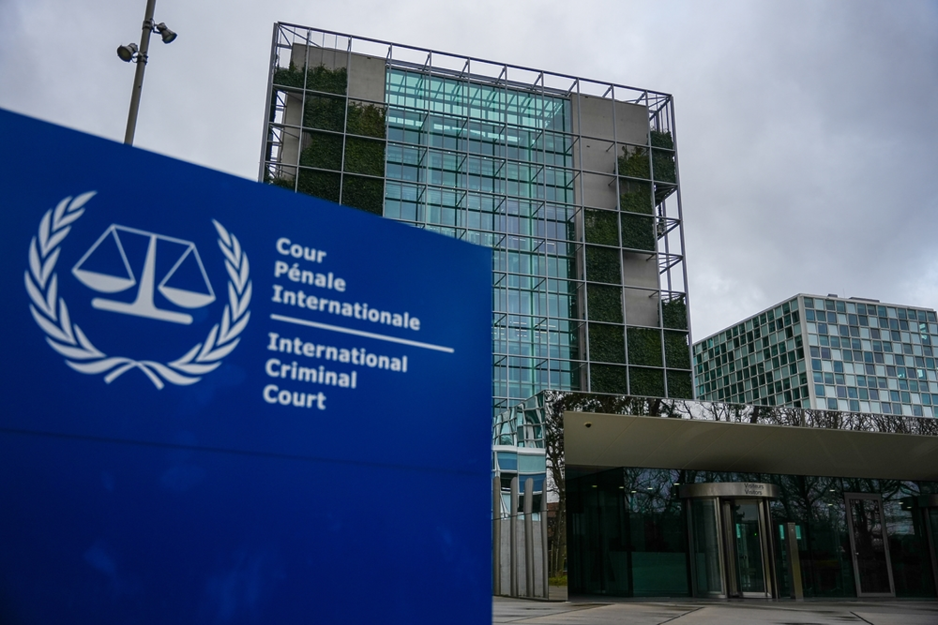 Президентът на Международния наказателен съд обещава да устои на натиска от САЩ и Русия