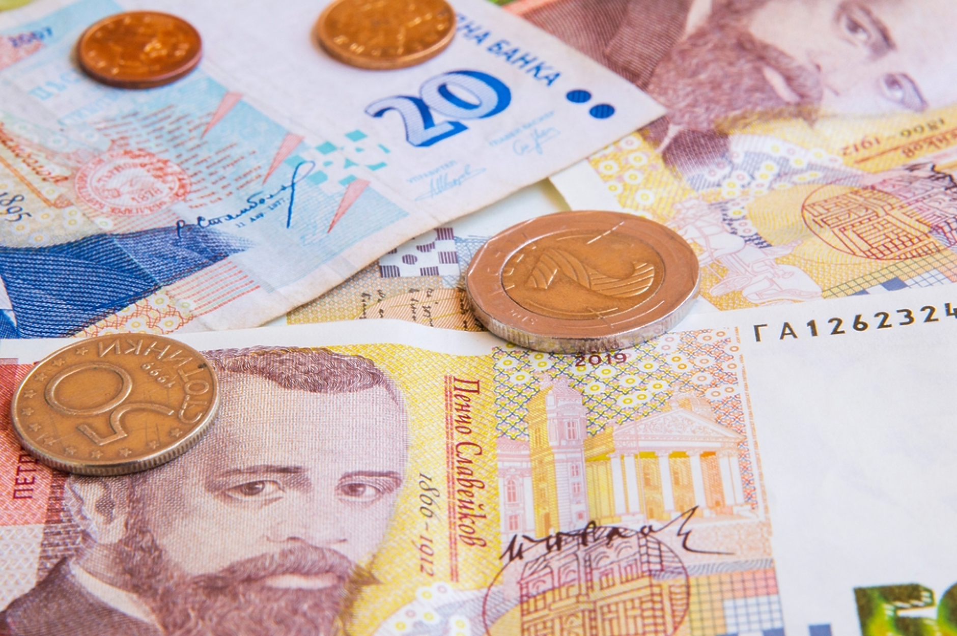 От днес започва изплащането на последните пенсии в лева