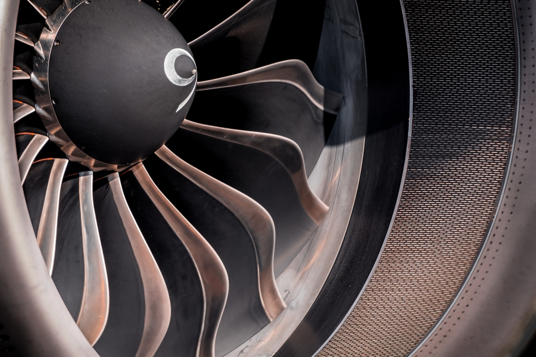 Нова технология предотвратява увреждането на реактивни двигатели от пясък