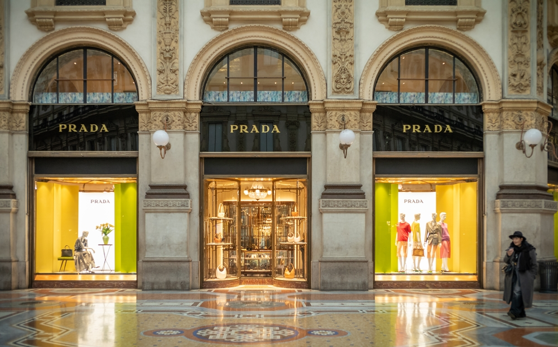 Prada Group обяви, че е закупила модния конкурент Versace в сделка на стойност близо 1,4 милиарда долара