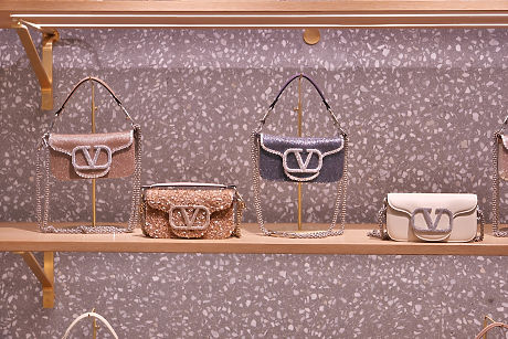 Модната къща Valentino критикувана заради „тревожни“ AI реклами